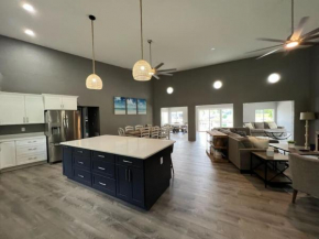 Spacious 4 bedroom with 2 baths with Pool and boat dock